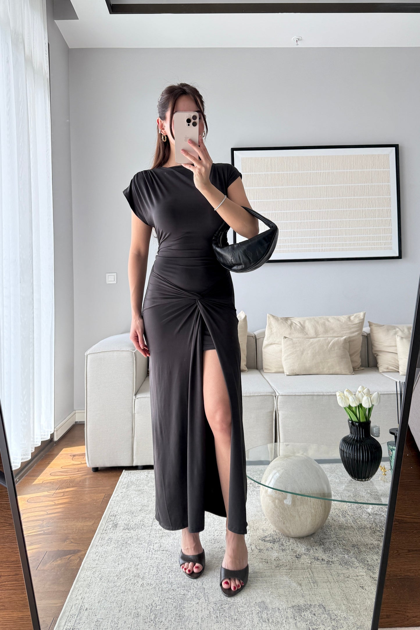 ARKADAN BAĞLAMALI ÖNDEN YIRTMAÇLI ELBİSE-SİYAH