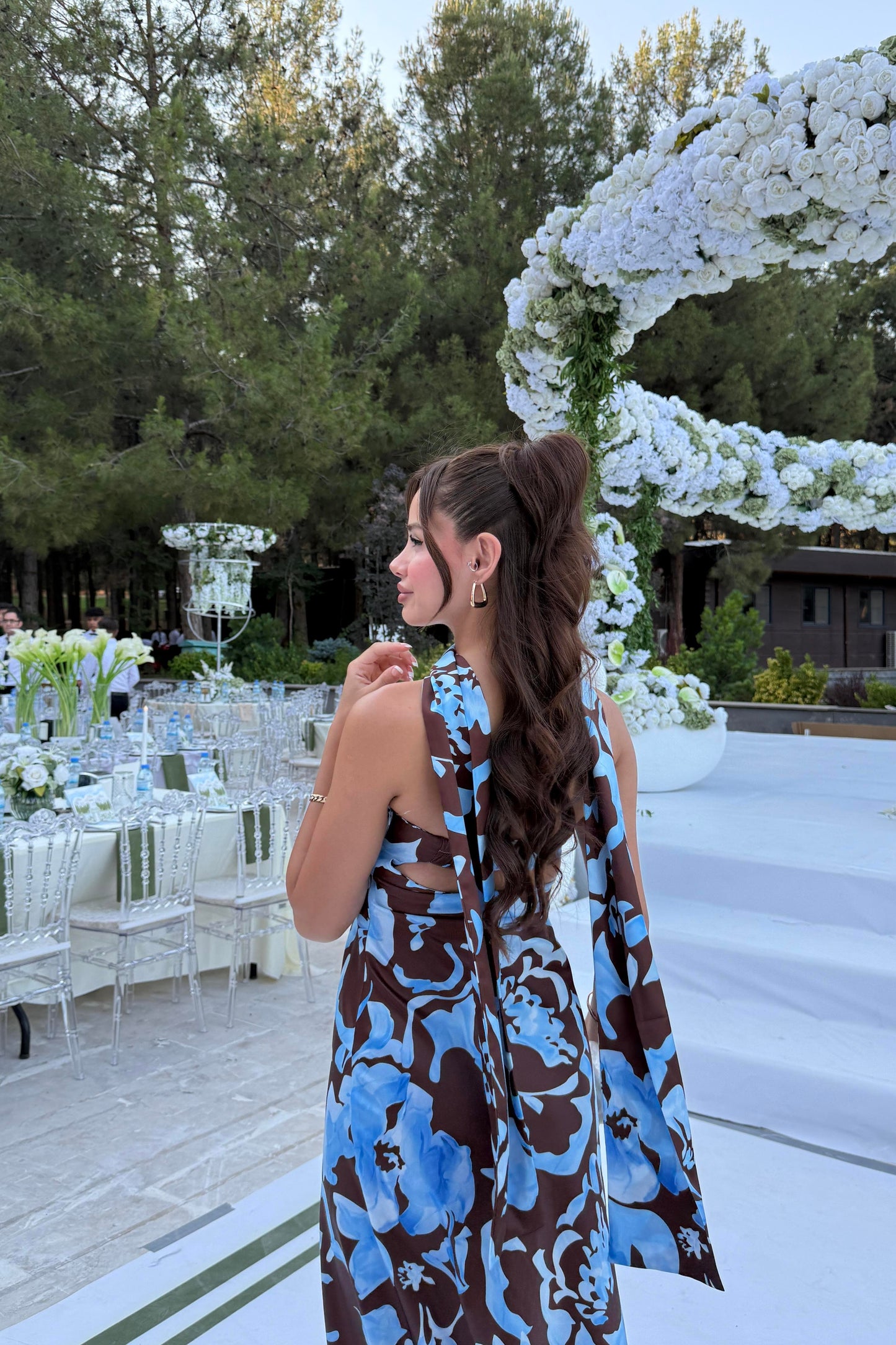 BOYUNDAN KUŞAKLI TASARIM DESENLİ ELBİSE