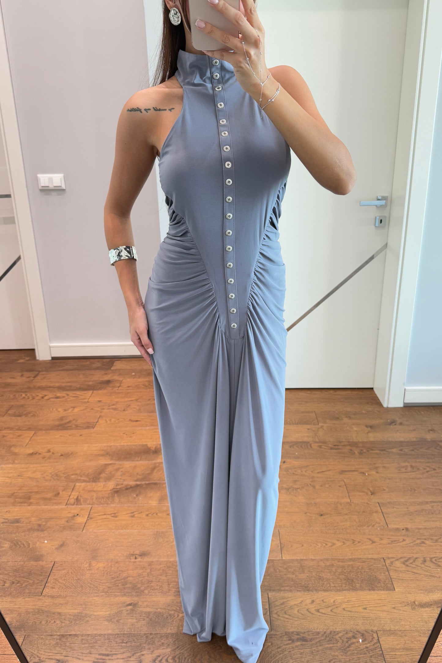 DRAPELİ DÜĞMELİ GRİ MAXİ ELBİSE