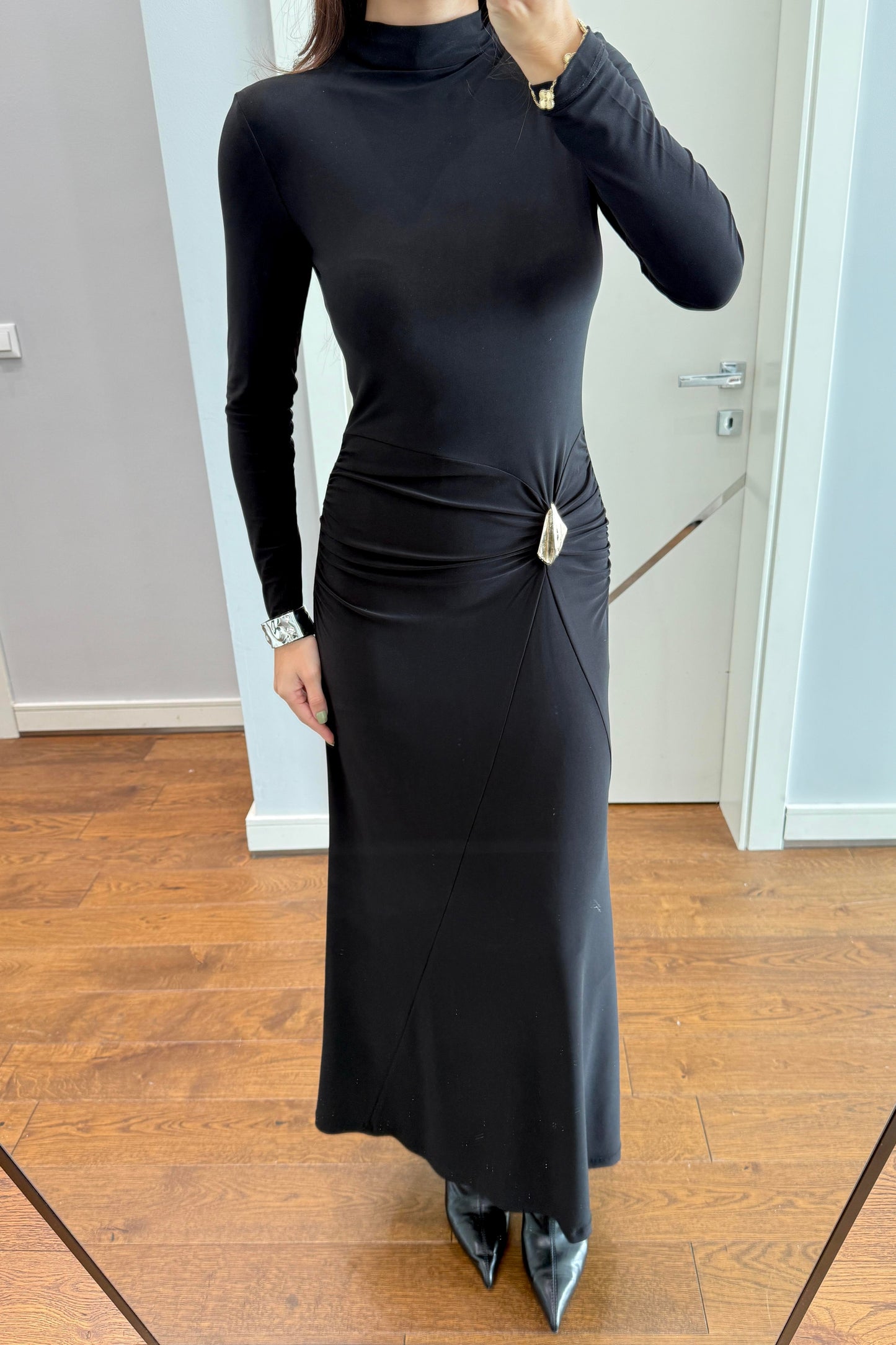 MUADİL TOKA DETAYLI ELBİSE -SİYAH