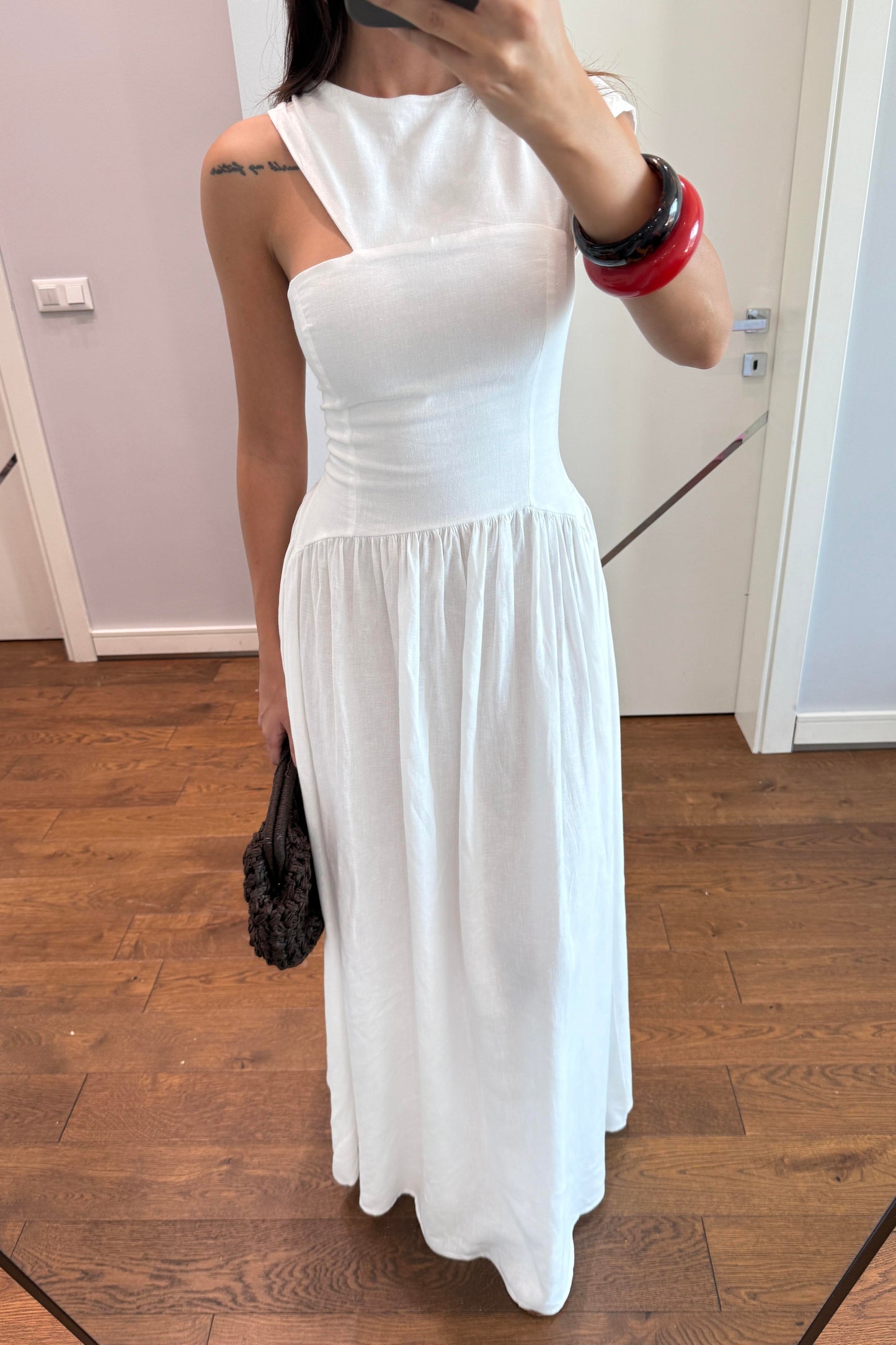 OMUZ DETAYLI BEYAZ KETEN ELBİSE