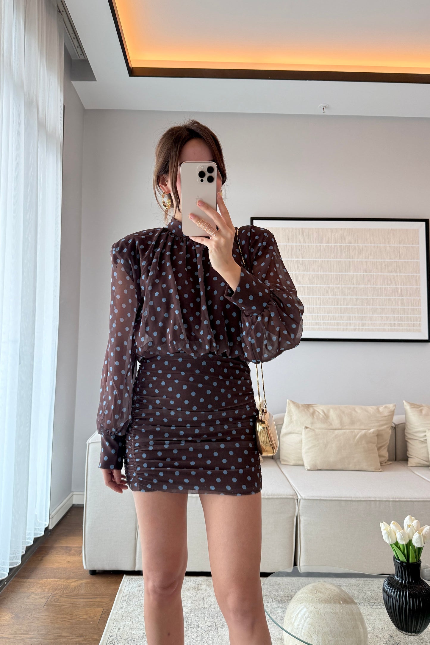 SIRT DEKOLTELİ VATKALI PUANTİYELİ ELBİSE -KAHVE