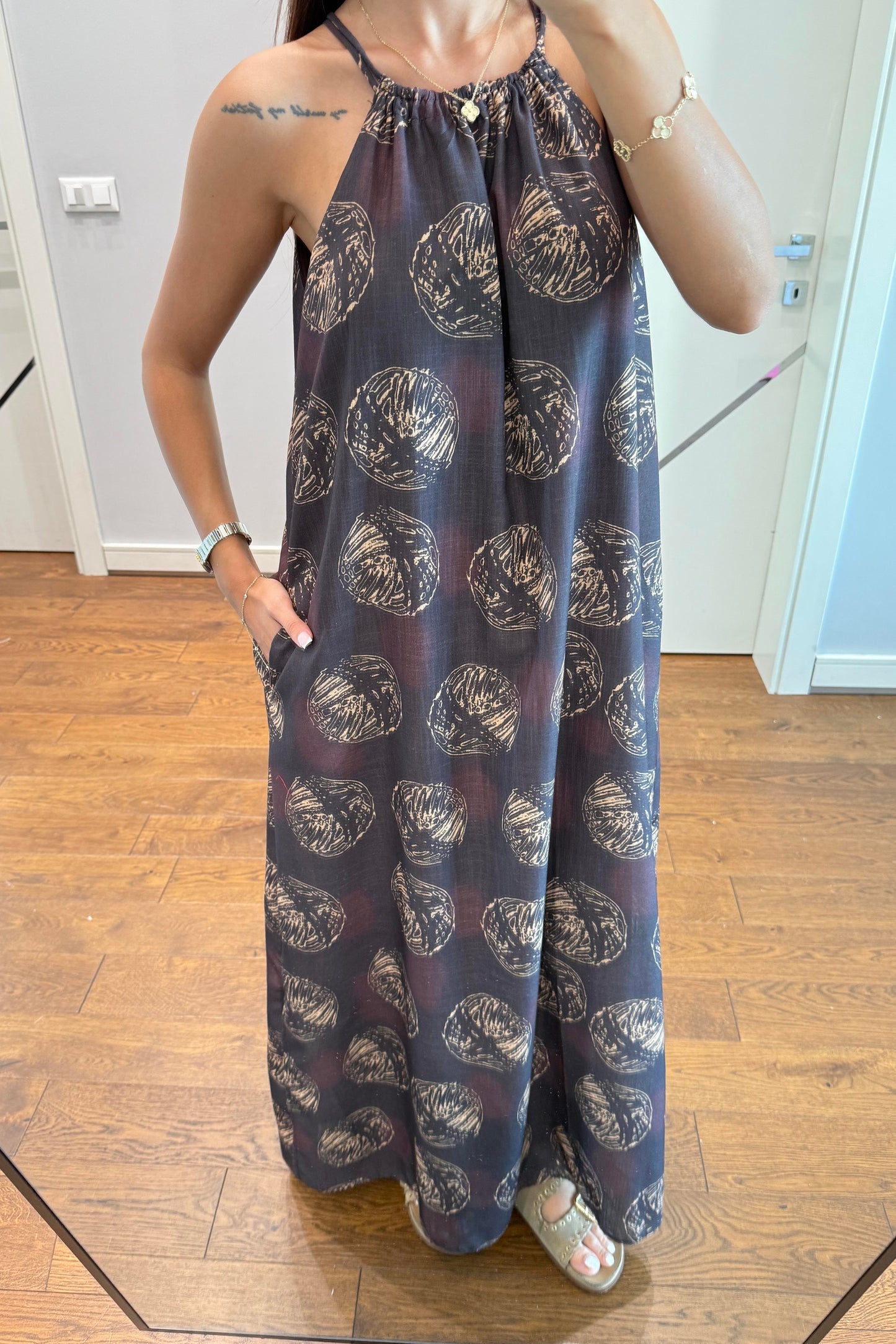 YANLARI YIRTMAÇ DETAYLI MUADİL ELBİSE