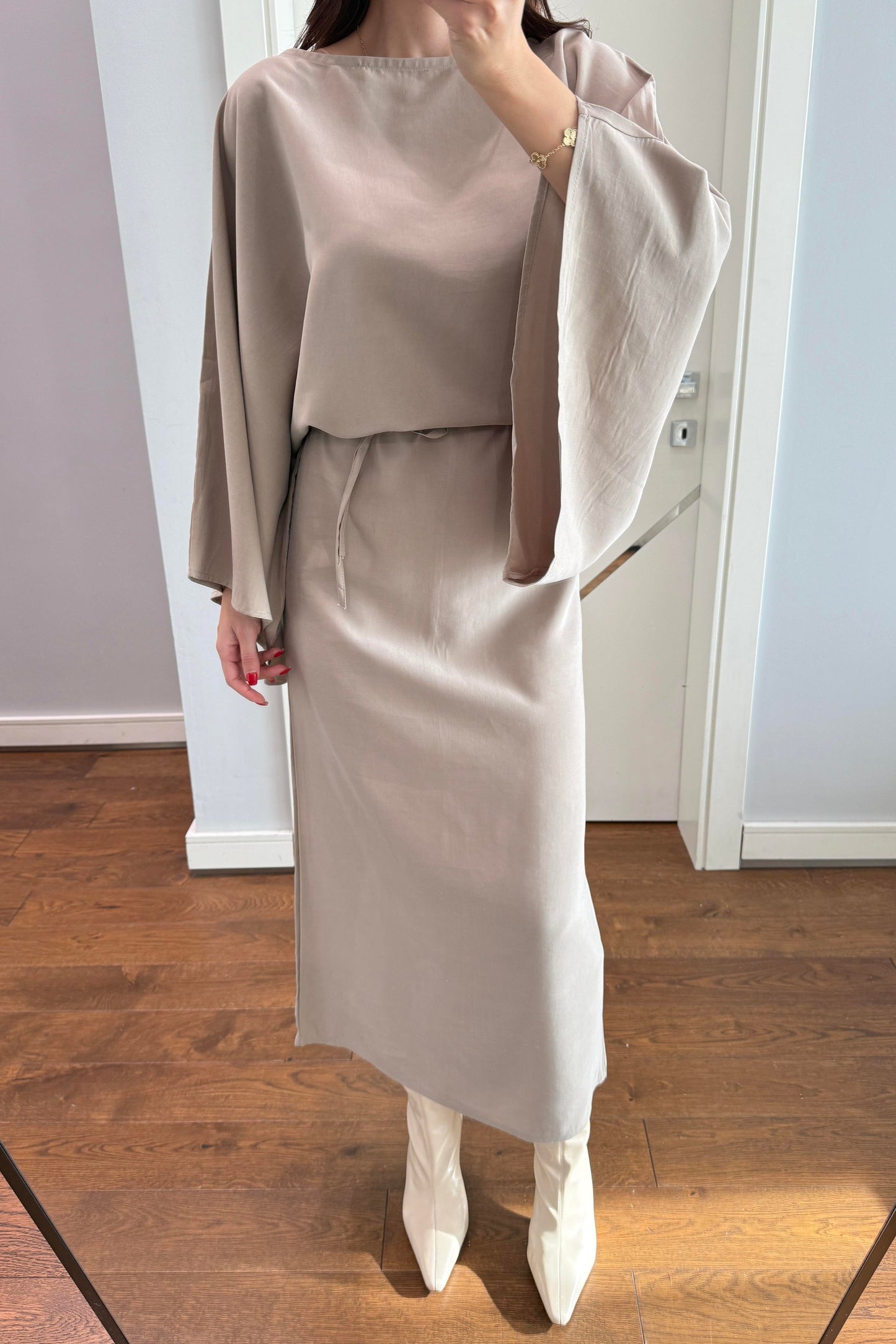 YARASA KOL KUŞAKLI ELBİSE