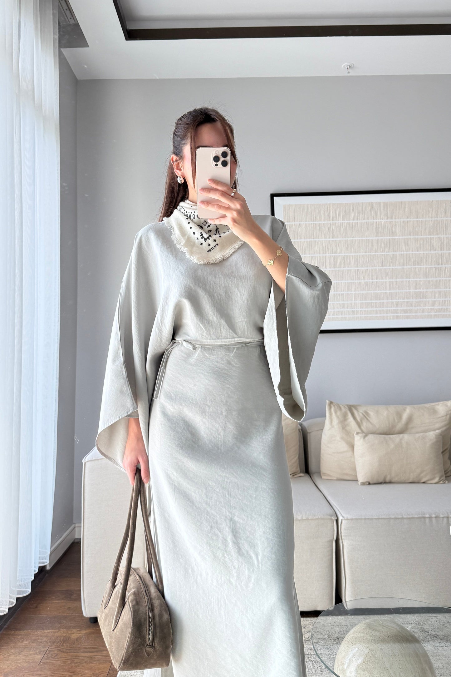 YARASA KOL KUŞAKLI ELBİSE