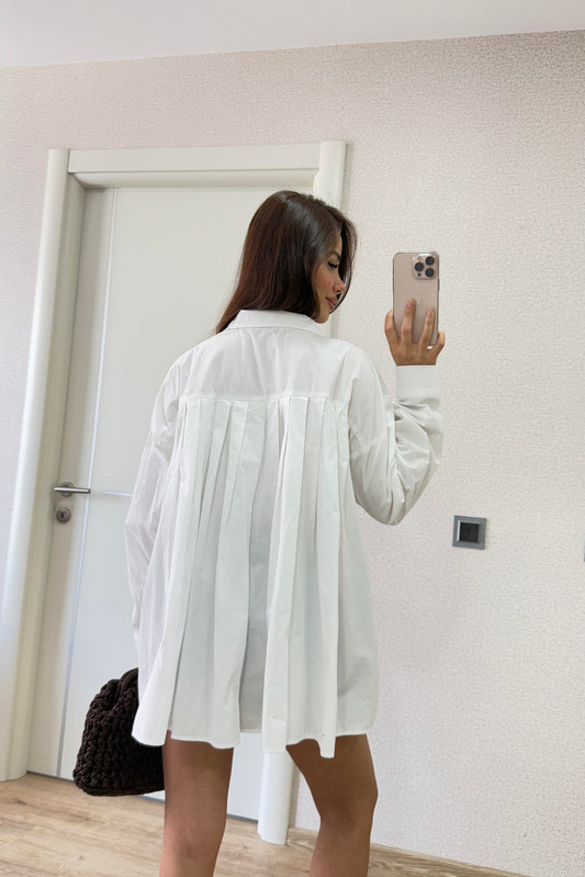 ARKA DETAYI PİLİSELİ TASARIM GÖMLEK BEYAZ