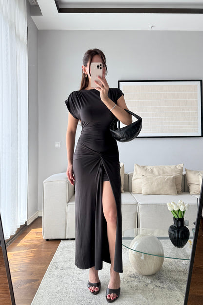 ARKADAN BAĞLAMALI ÖNDEN YIRTMAÇLI ELBİSE-SİYAH