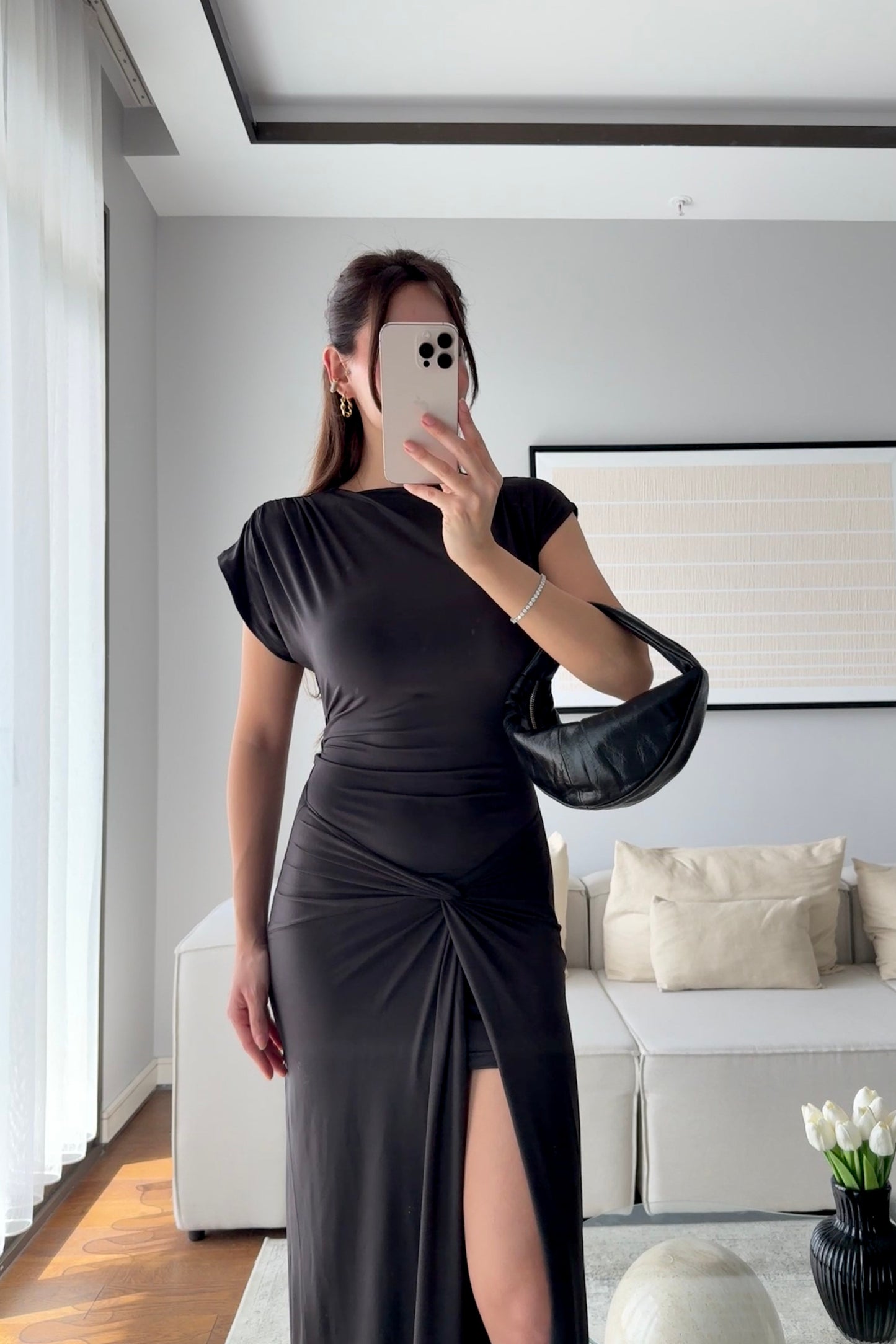 ARKADAN BAĞLAMALI ÖNDEN YIRTMAÇLI ELBİSE-SİYAH