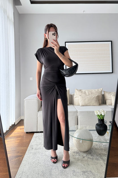 ARKADAN BAĞLAMALI ÖNDEN YIRTMAÇLI ELBİSE-SİYAH