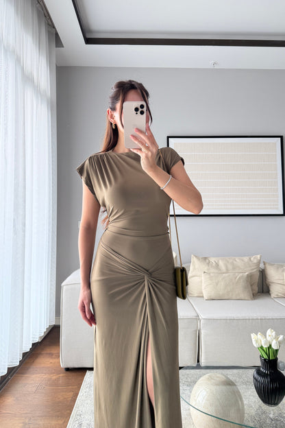 ARKADAN BAĞLAMALI ÖNDEN YIRTMAÇLI ELBİSE-HAKİ