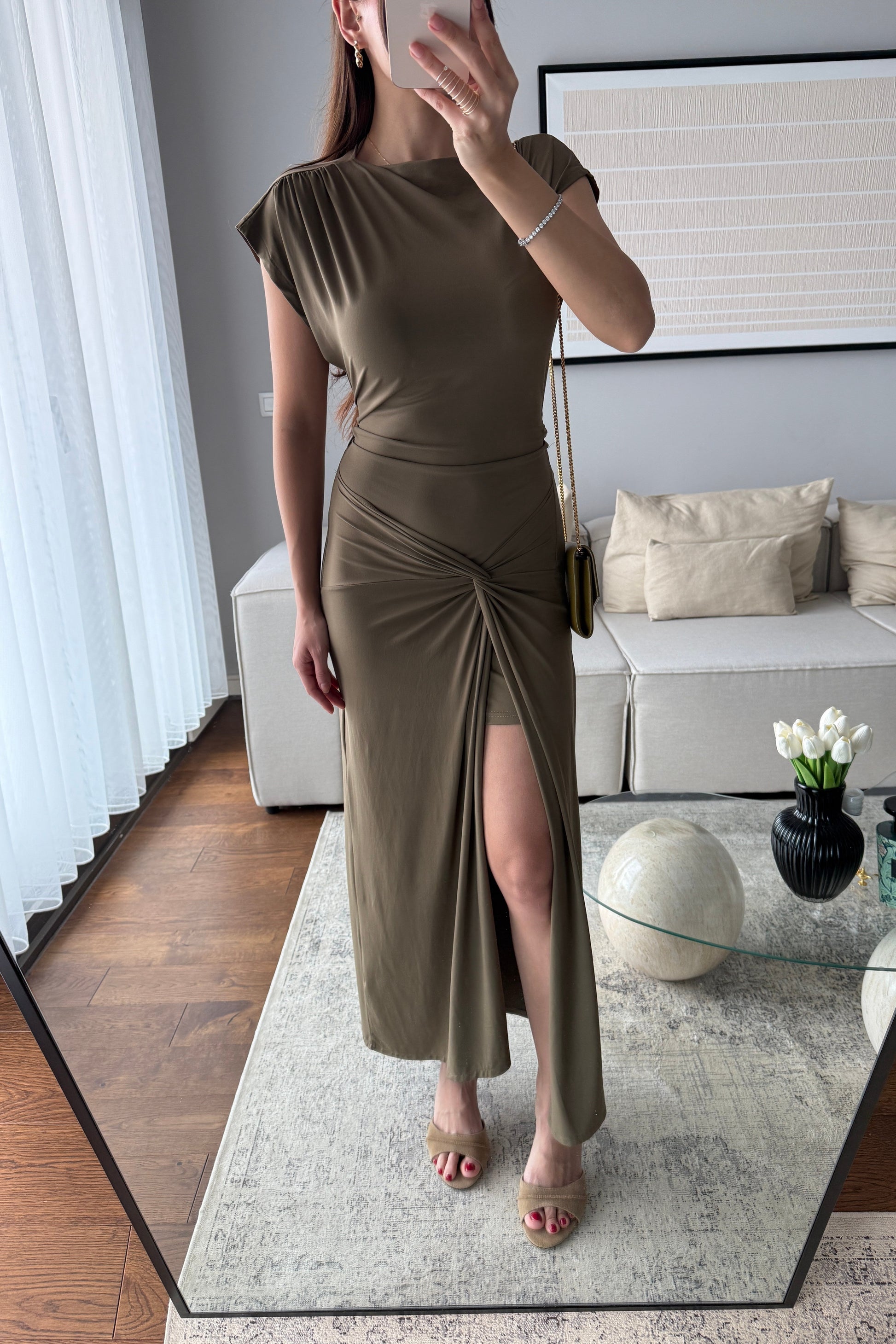 ARKADAN BAĞLAMALI ÖNDEN YIRTMAÇLI ELBİSE-HAKİ