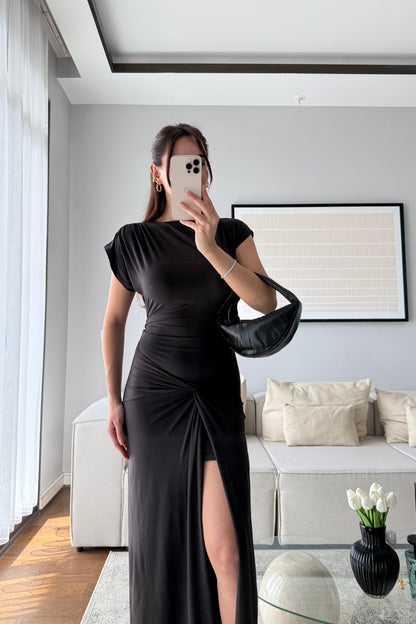 ARKADAN BAĞLAMALI ÖNDEN YIRTMAÇLI ELBİSE-SİYAH