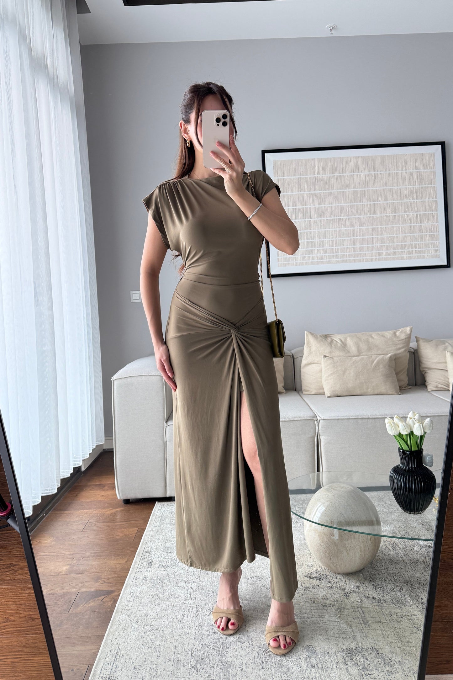 ARKADAN BAĞLAMALI ÖNDEN YIRTMAÇLI ELBİSE-HAKİ