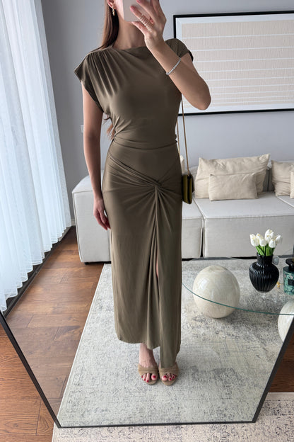 ARKADAN BAĞLAMALI ÖNDEN YIRTMAÇLI ELBİSE-HAKİ