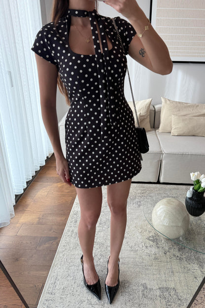 BAĞCIKLI PUANTİYE DESENLİ ELBİSE-ACI KAHVE