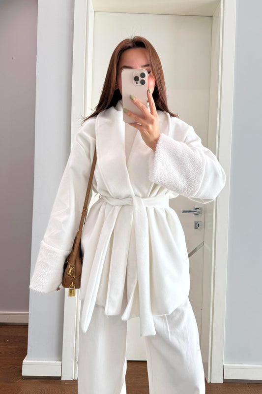 KOLLARI KÜRKLÜ KUŞAKLI BEYAZ KABAN