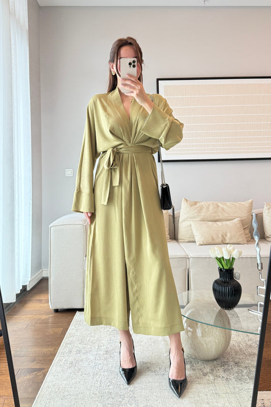 KRUVAZE YAKA BELDEN KUŞAKLI ELBİSE DÖKÜMLÜ MAXİ ELBİSE