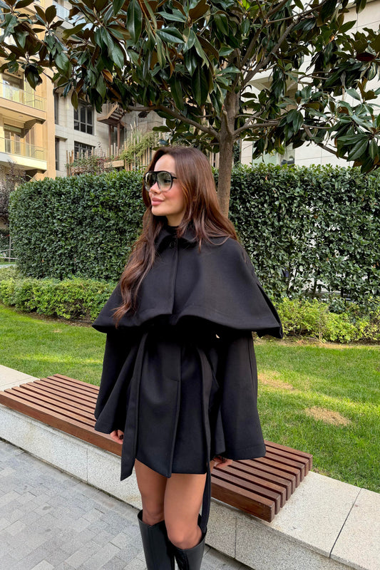 PELERİN DETAYLI KUŞAKLI KAŞE KABAN-SİYAH