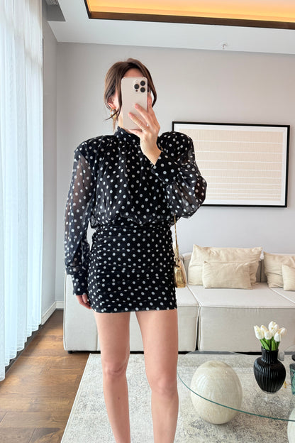 SIRT DEKOLTELİ VATKALI PUANTİYELİ ELBİSE-SİYAH