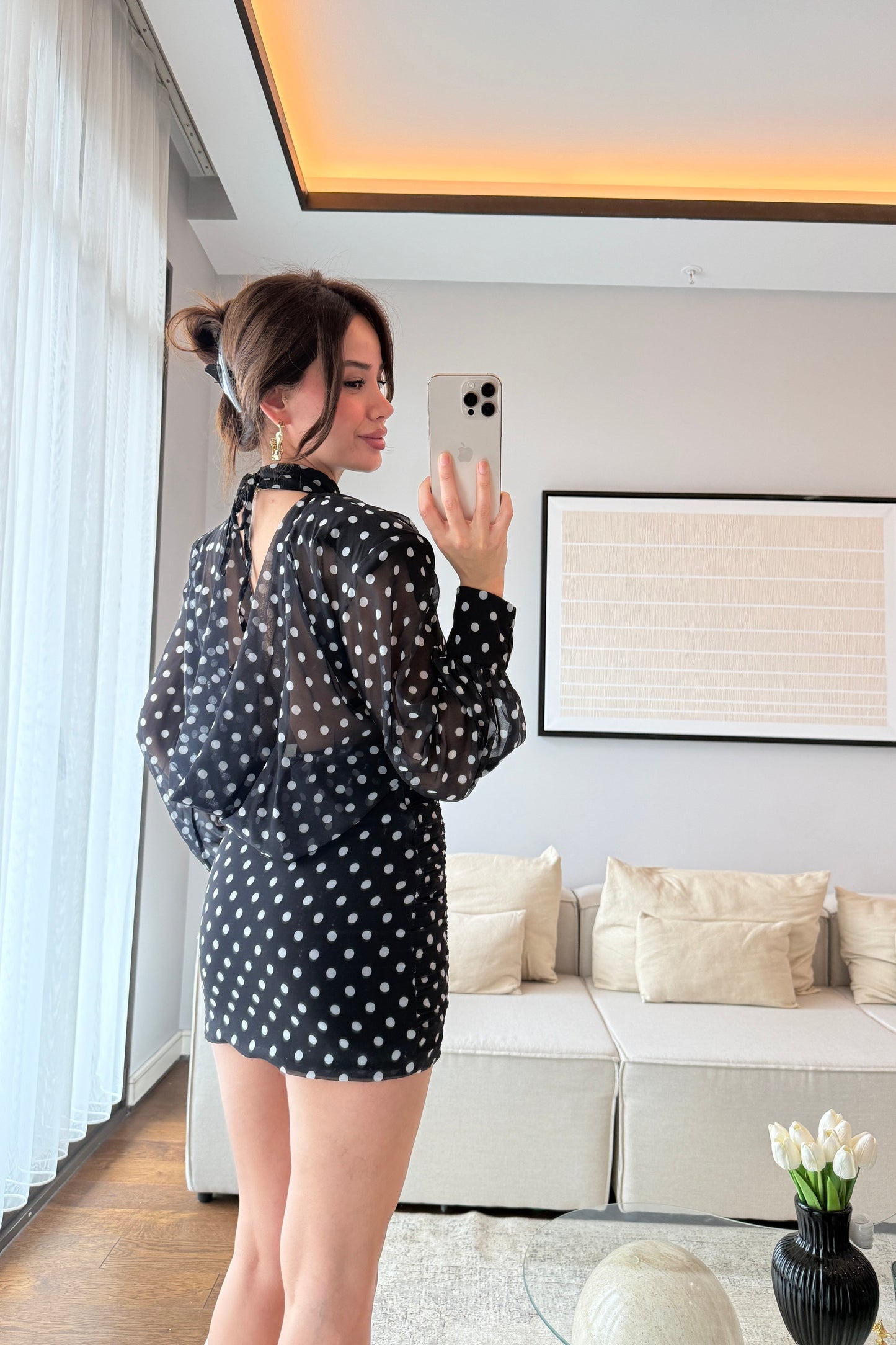 SIRT DEKOLTELİ VATKALI PUANTİYELİ ELBİSE-SİYAH