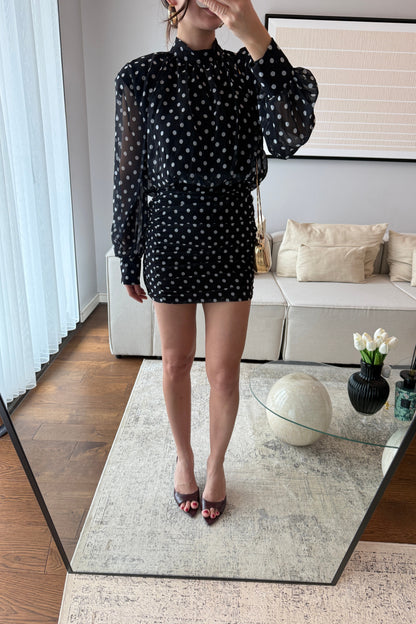 SIRT DEKOLTELİ VATKALI PUANTİYELİ ELBİSE-SİYAH