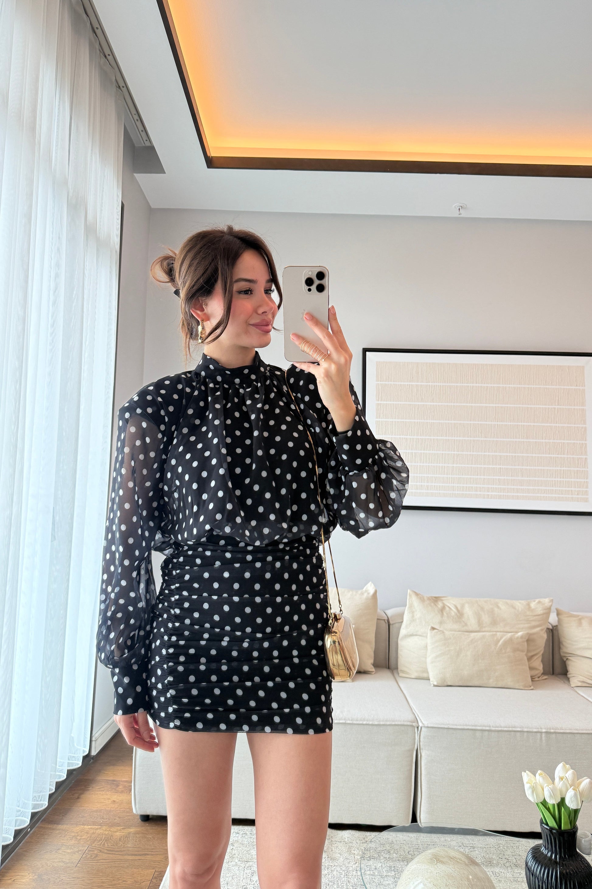 SIRT DEKOLTELİ VATKALI PUANTİYELİ ELBİSE-SİYAH