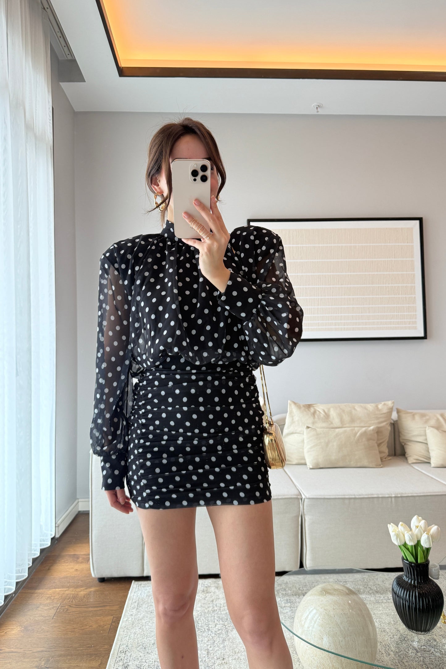 SIRT DEKOLTELİ VATKALI PUANTİYELİ ELBİSE-SİYAH