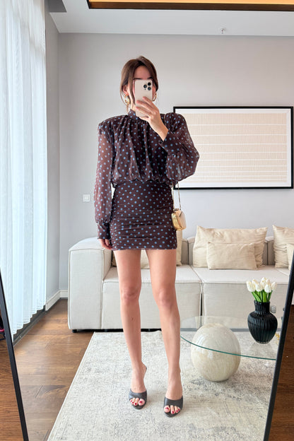 SIRT DEKOLTELİ VATKALI PUANTİYELİ ELBİSE -KAHVE