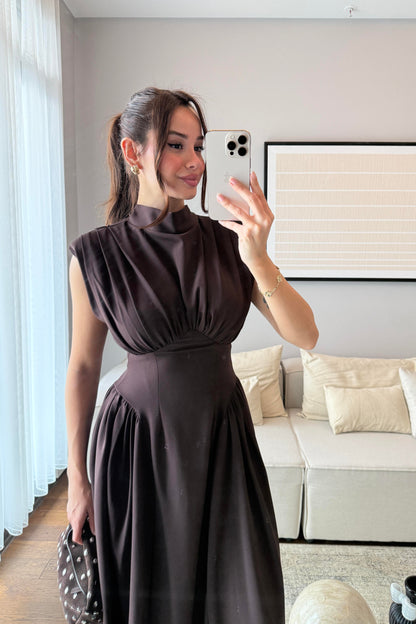 VATKALI OMUZ DRAPELİ BEL DETAYLI MAXİ BOY ELBİSE-ACI KAHVE