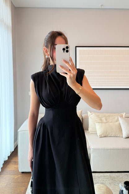 VATKALI OMUZ DRAPELİ BEL DETAYLI MAXİ ELBİSE-SİYAH