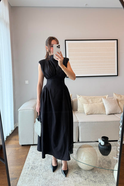 VATKALI OMUZ DRAPELİ BEL DETAYLI MAXİ ELBİSE-SİYAH