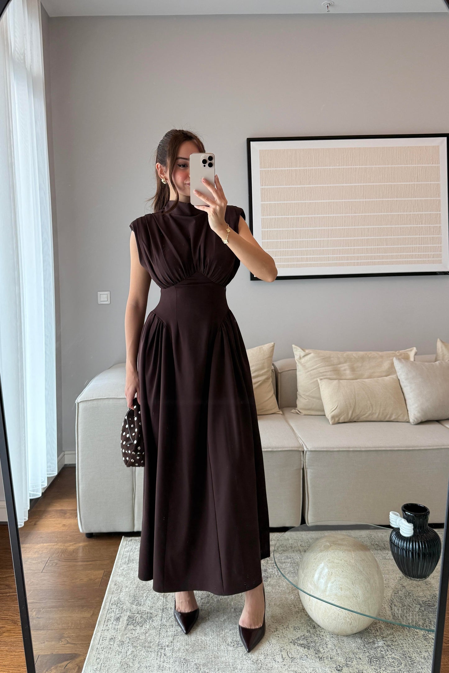 VATKALI OMUZ DRAPELİ BEL DETAYLI MAXİ BOY ELBİSE-ACI KAHVE