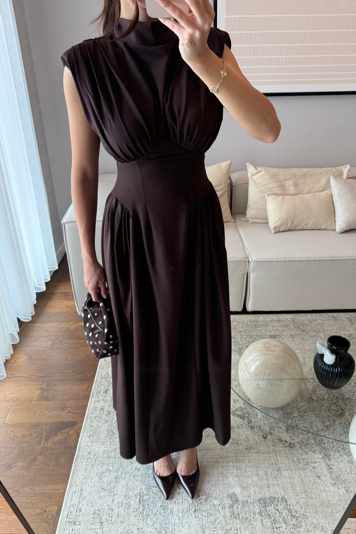 VATKALI OMUZ DRAPELİ BEL DETAYLI MAXİ BOY ELBİSE-ACI KAHVE