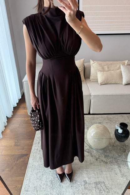 VATKALI OMUZ DRAPELİ BEL DETAYLI MAXİ BOY ELBİSE-ACI KAHVE