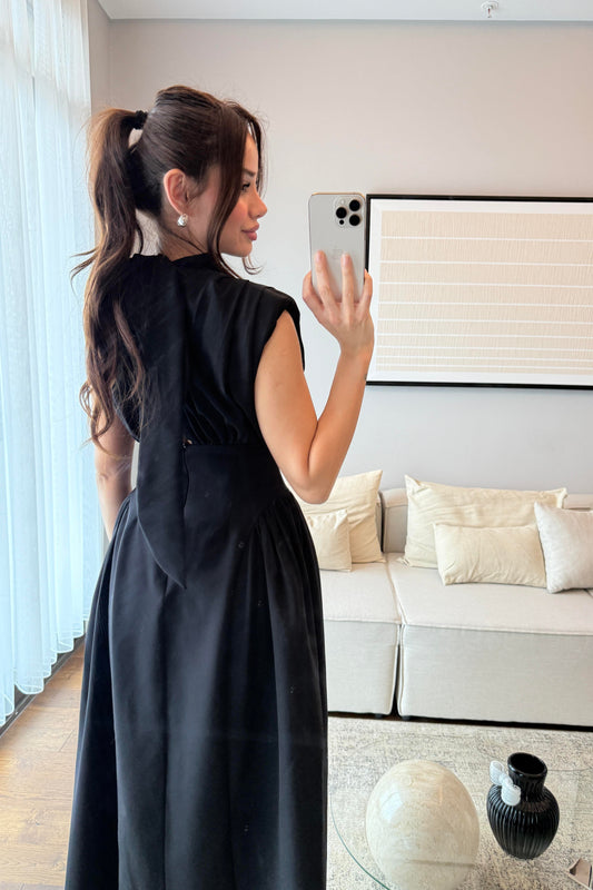 VATKALI OMUZ DRAPELİ BEL DETAYLI MAXİ ELBİSE-SİYAH