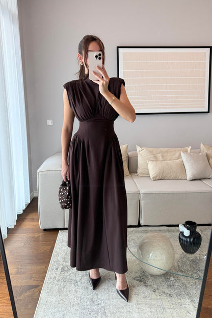 VATKALI OMUZ DRAPELİ BEL DETAYLI MAXİ BOY ELBİSE-ACI KAHVE