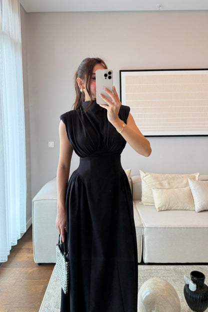 VATKALI OMUZ DRAPELİ BEL DETAYLI MAXİ ELBİSE-SİYAH