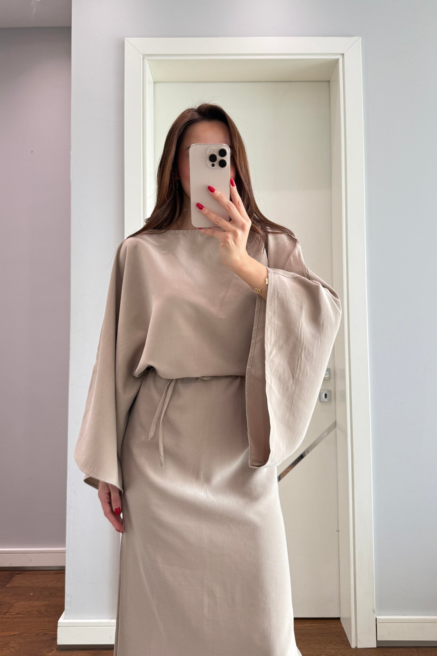 YARASA KOL KUŞAKLI ELBİSE