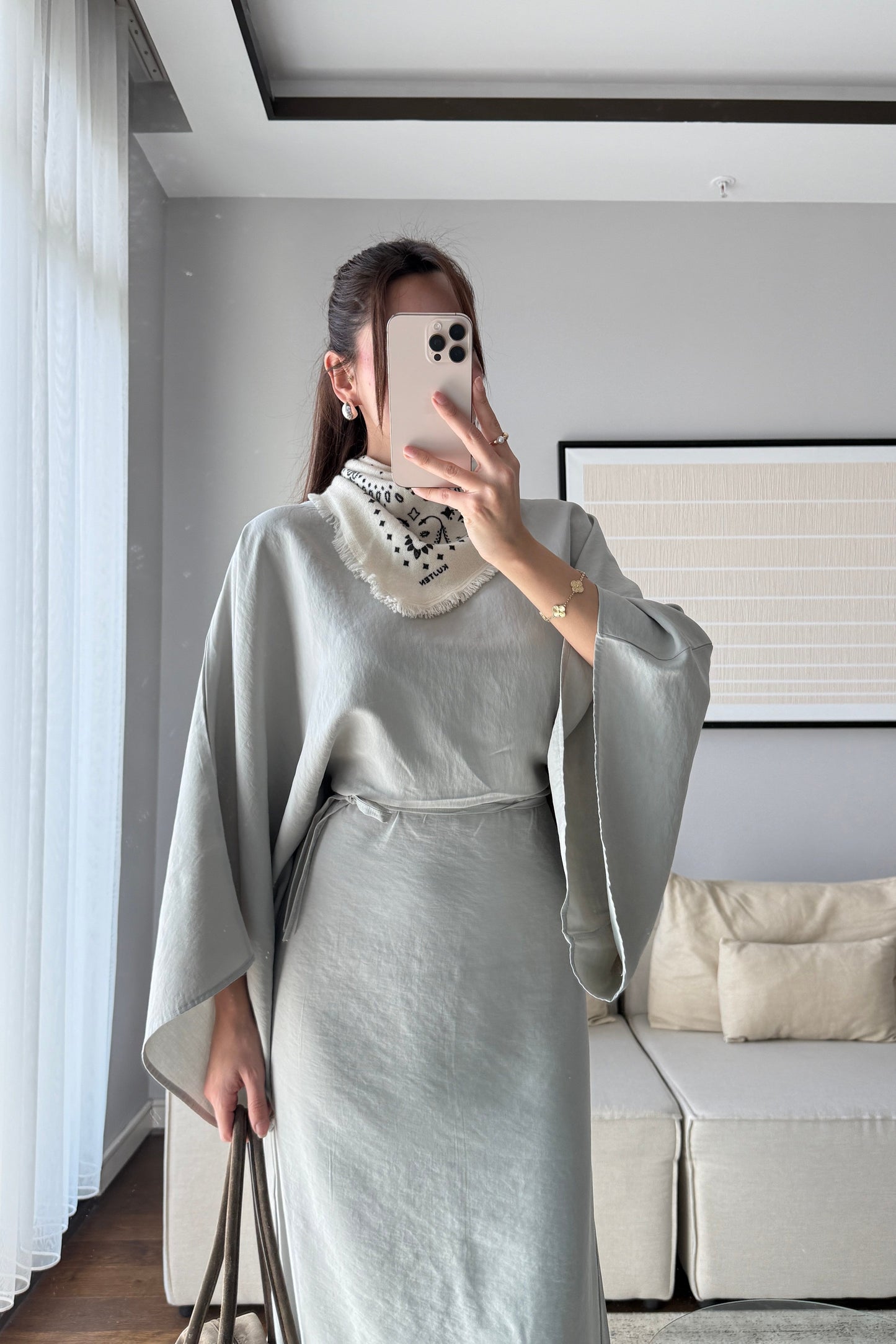 YARASA KOL KUŞAKLI ELBİSE