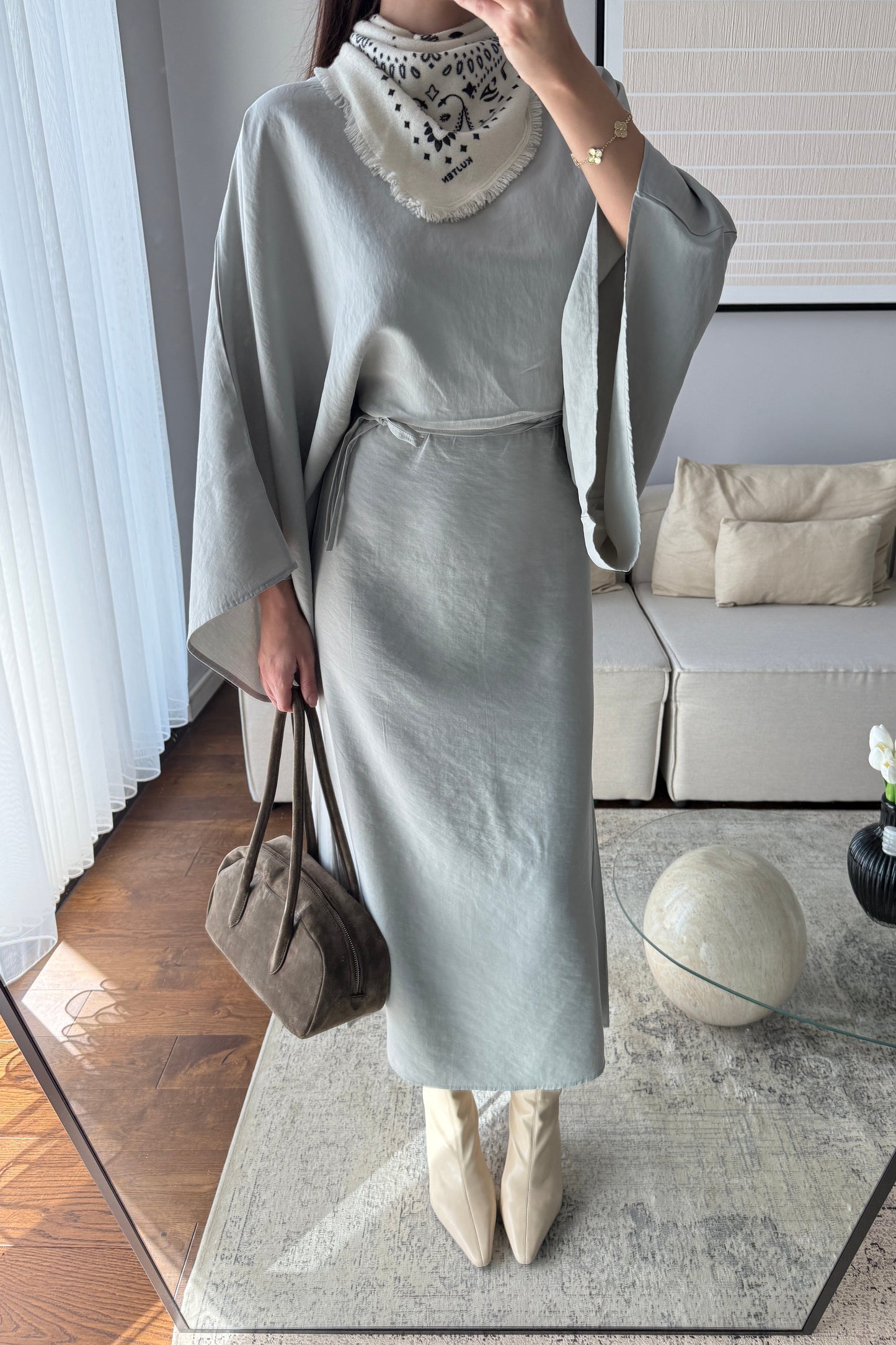 YARASA KOL KUŞAKLI ELBİSE