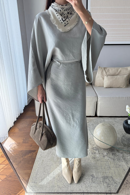 YARASA KOL KUŞAKLI ELBİSE