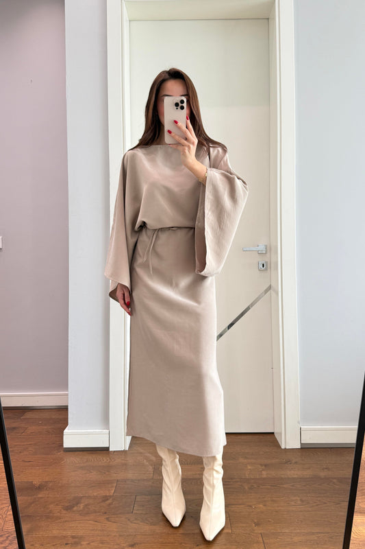 YARASA KOL KUŞAKLI ELBİSE