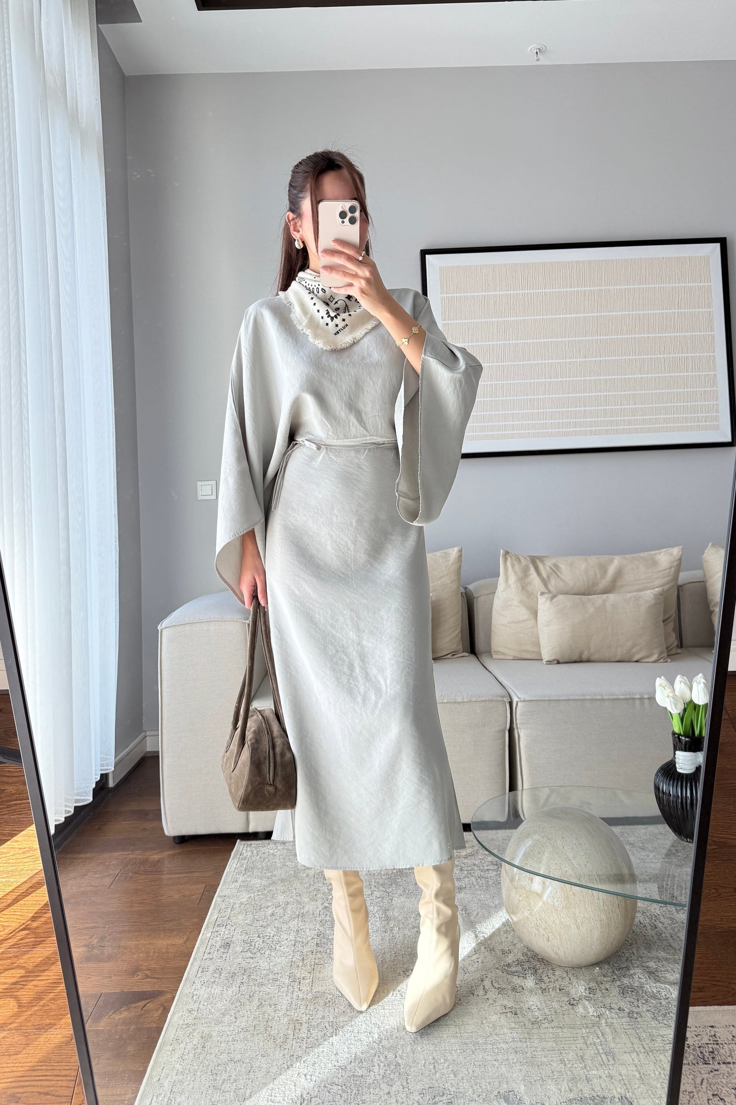 YARASA KOL KUŞAKLI ELBİSE