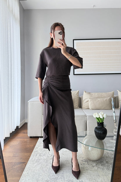 YARIM KOL YANDAN DRAPELİ ELBİSE- ACI KAHVE