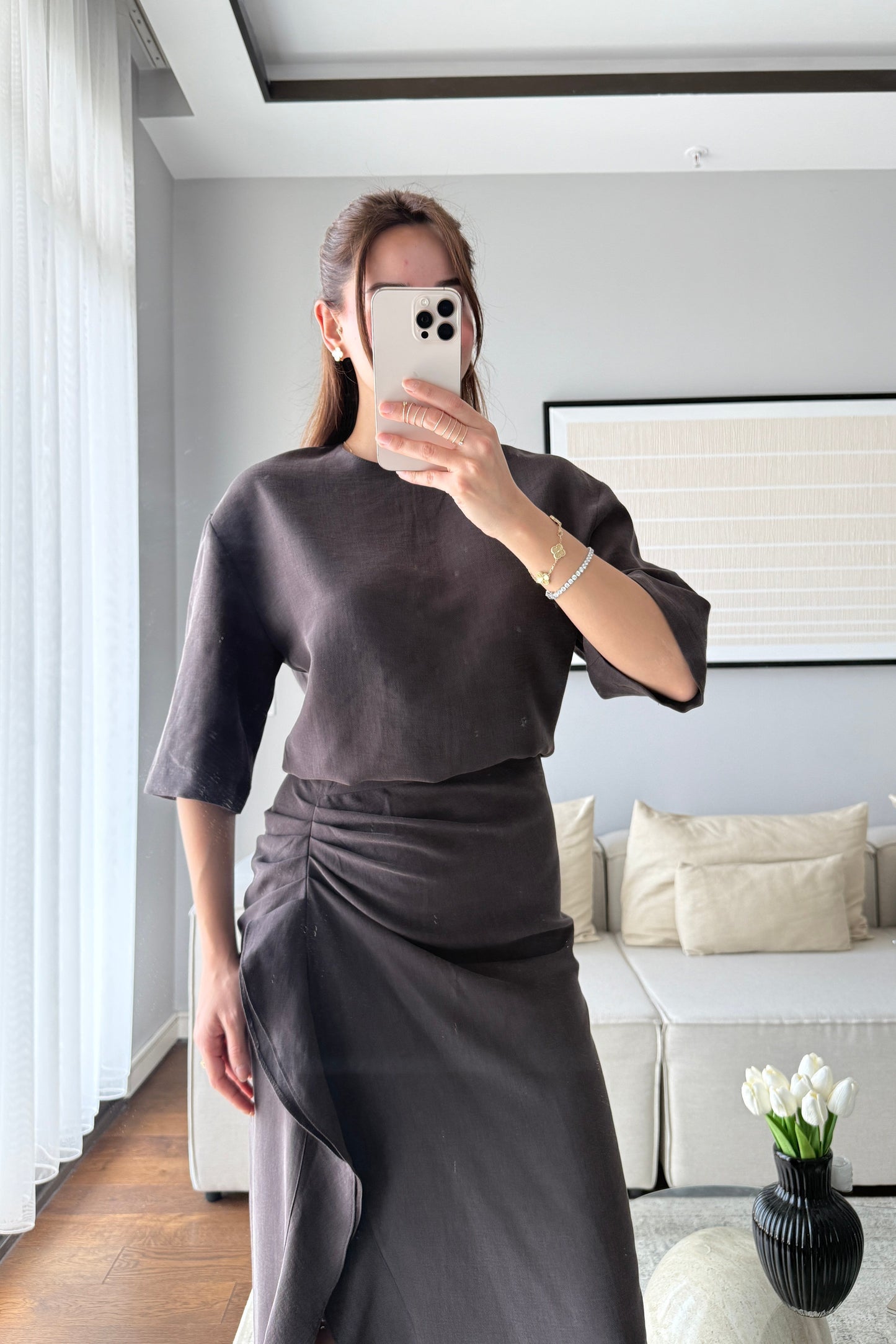 YARIM KOL YANDAN DRAPELİ ELBİSE- ACI KAHVE