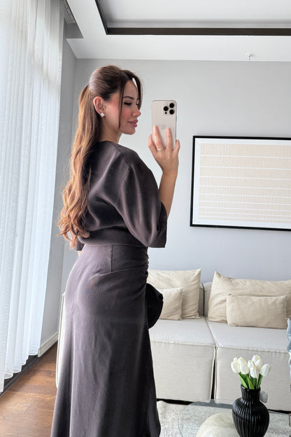 YARIM KOL YANDAN DRAPELİ ELBİSE- ACI KAHVE