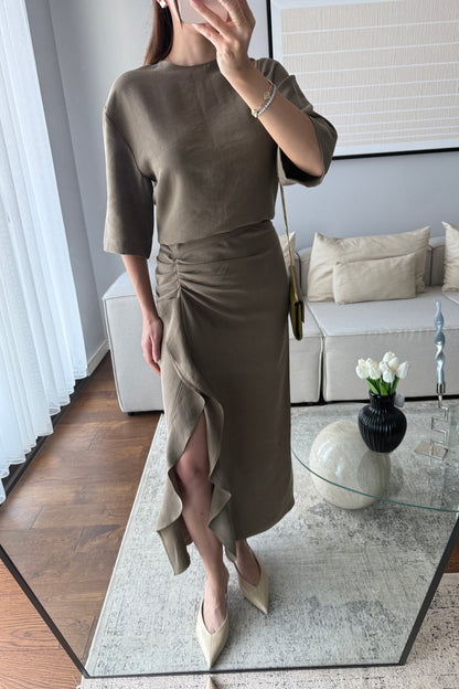 YARIM KOL YANDAN DRAPELİ ELBİSE- HAKİ