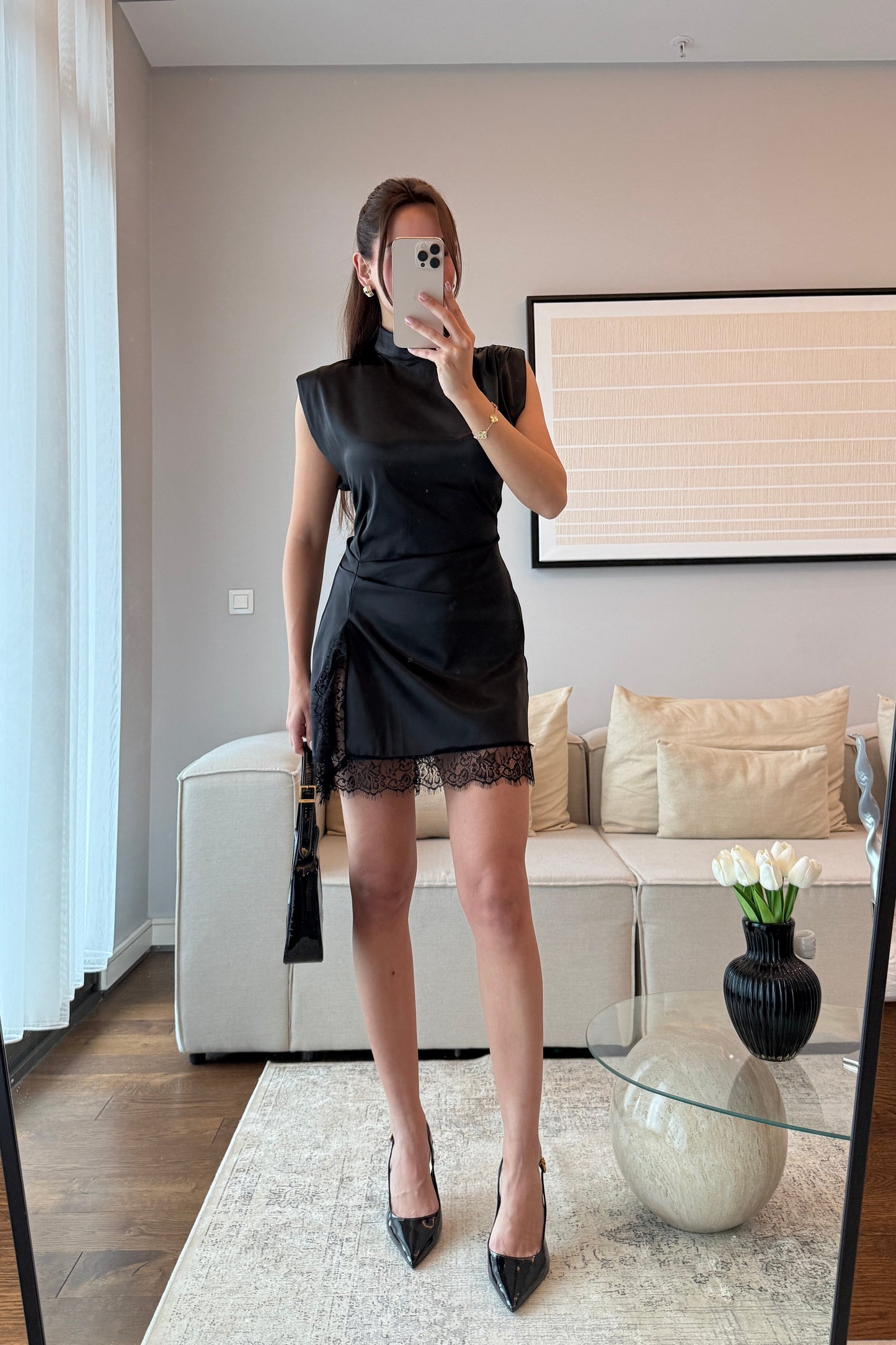 YIRTMAÇ DANTEL DETAYLI SATEN ELBİSE-SİYAH