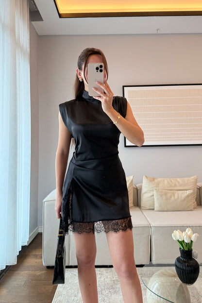 YIRTMAÇ DANTEL DETAYLI SATEN ELBİSE-SİYAH